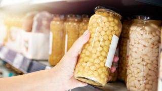 Legumbres en bote del supermercado.