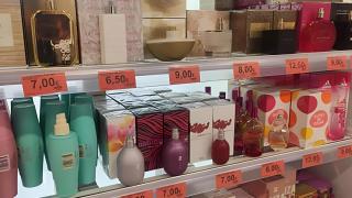 Un lineal de productos de perfumería en un supermercado Mercadona.