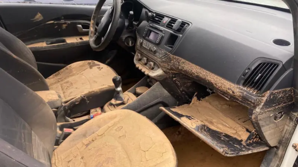 Interior del vehículo de Francisco, localizado días después del paso de la riada.