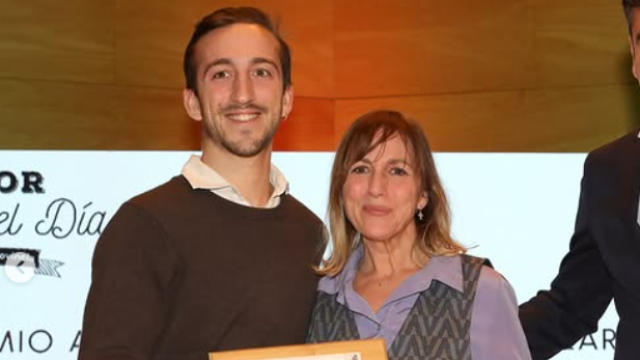 Teresa y su hijo recogen el premio.