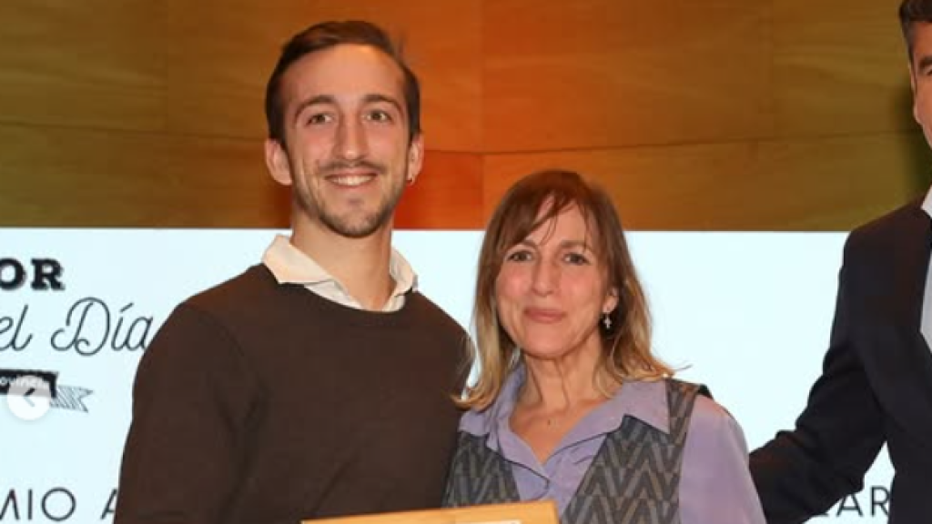 Teresa y su hijo recogen el premio.