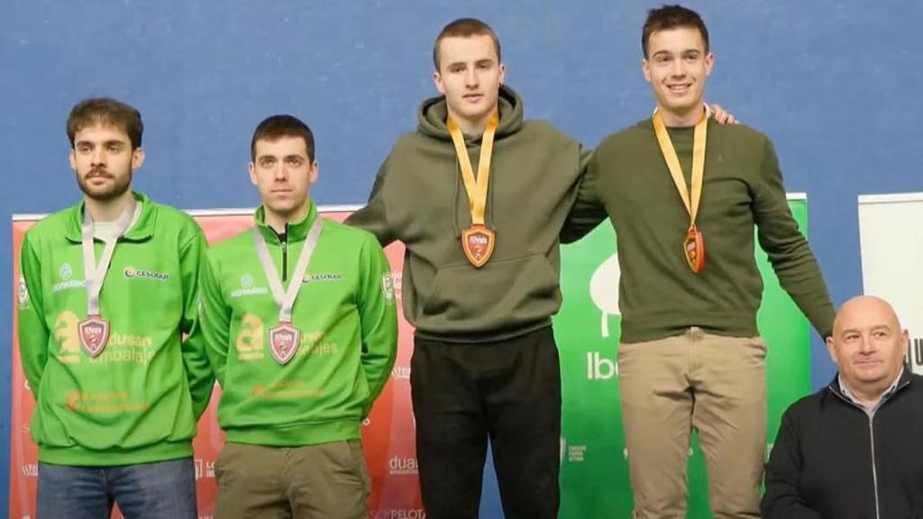 El equipo Puertas Bamar con la medalla de campeones de España de pelota en la disciplina de herramienta.