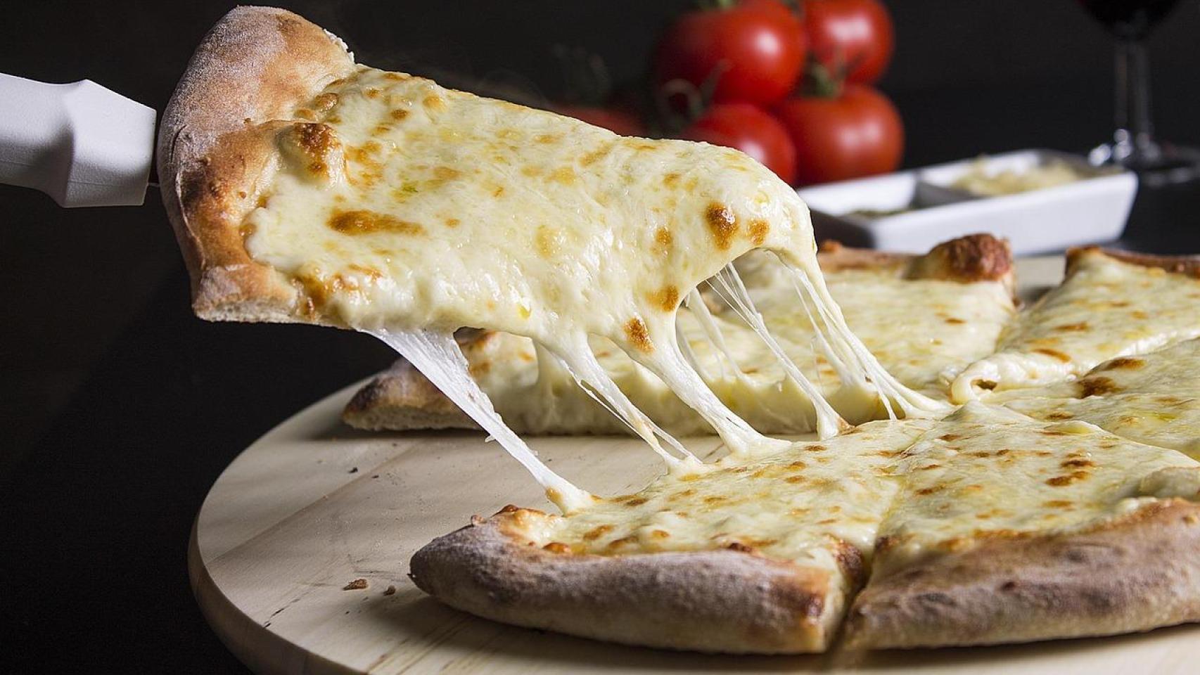 Una pizza de queso.