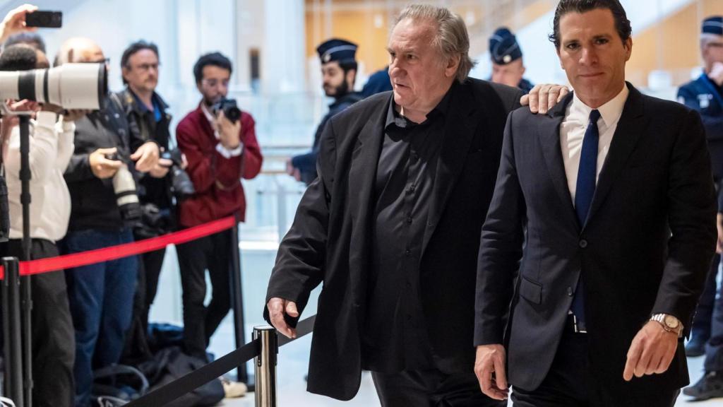 El actor francés Gérard Depardieu (izq.) y su abogado Jérémie Assous llegan al Tribunal de París. Foto: EFE/EPA/CHRISTOPHE PETIT TESSON