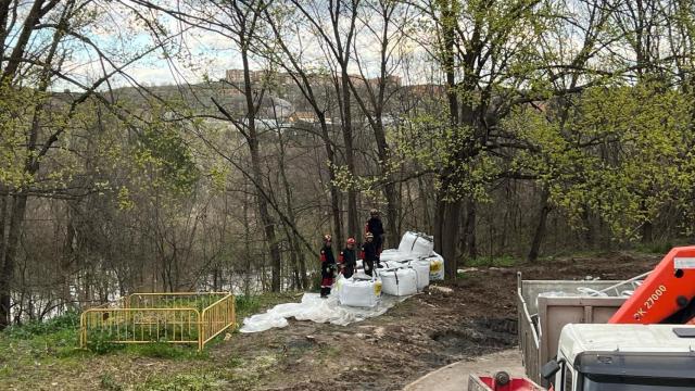 La UME desmonta el muro de contención.