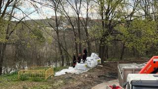 La UME desmonta el muro de contención.