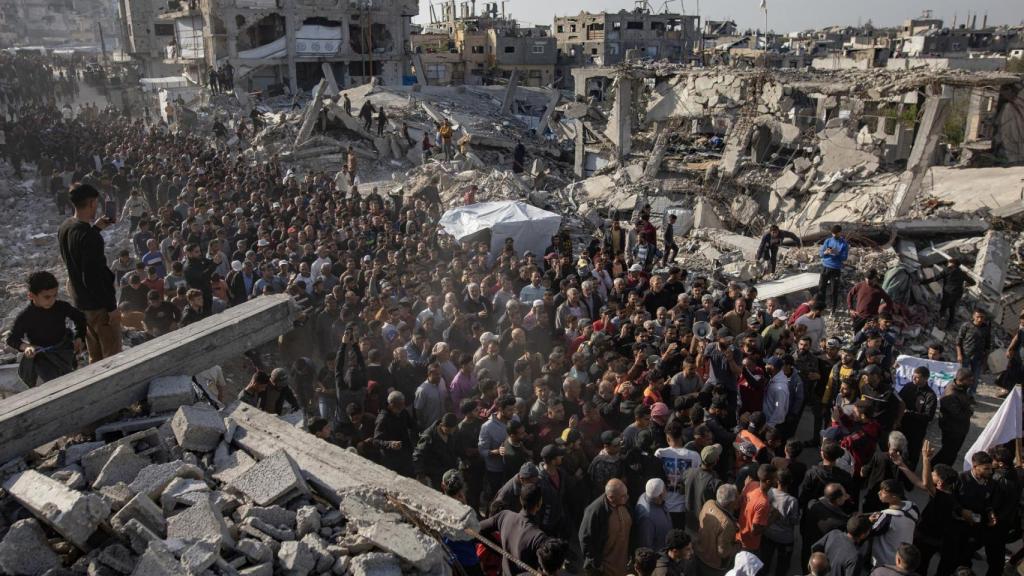 Miles de palestinos corearon este miércoles consignas contra Hamás entre los escombros de los edificios destruidos en Beit Lahia, norte de la Franja de Gaza, para exigir el fin de la guerra con Israel.