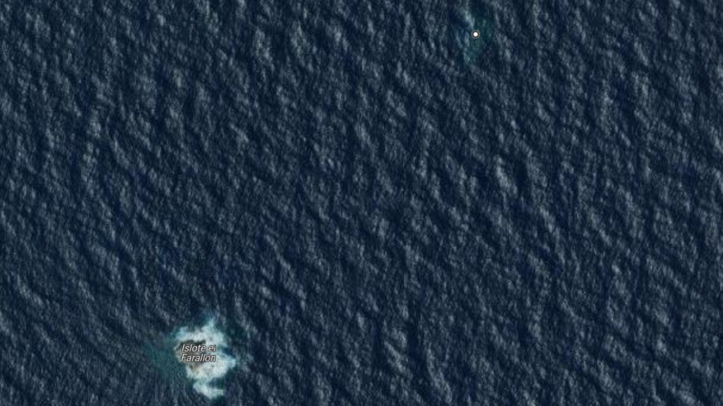 Una captura de pantalla de Google Maps, en cuya parte superior se puede apreciar un marcador, y bajo el mismo, una diferencia de coloración que indica la presencia del bajo de la Campana.