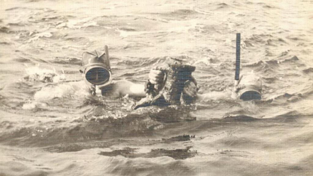 Los investigadores Gil de Pareja y Julio Mas extraen una pieza de un yacimiento submarino, en el sureste de la costa de la Región de Murcia, a finales de los 50.