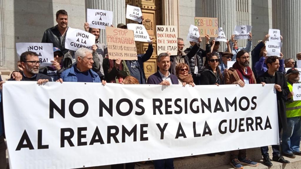 Colectivos sociales y personalidades del mundo de la cultura presentan un manifiesto contra el rearme este miércoles frente al Congreso.