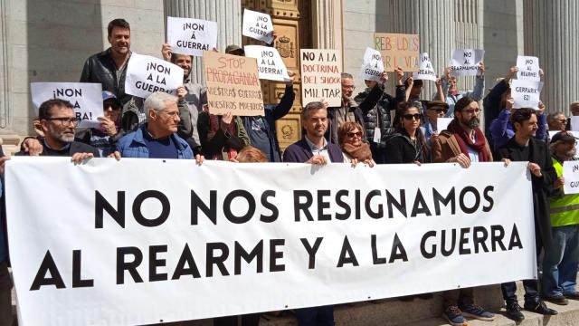 Colectivos sociales y personalidades del mundo de la cultura presentan un manifiesto contra el rearme este miércoles frente al Congreso.