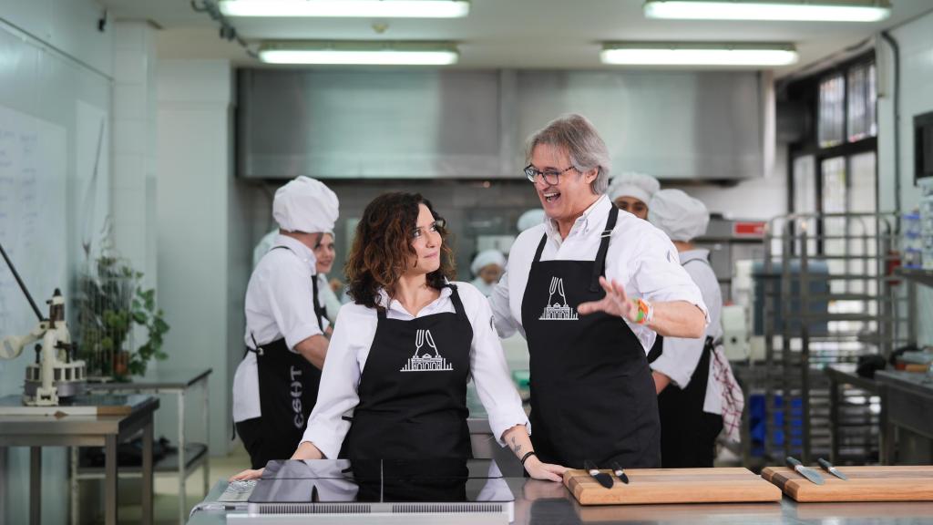 Isabel Díaz Ayuso cocina con Poty Castillo, en 'Sabor a Madrid'.