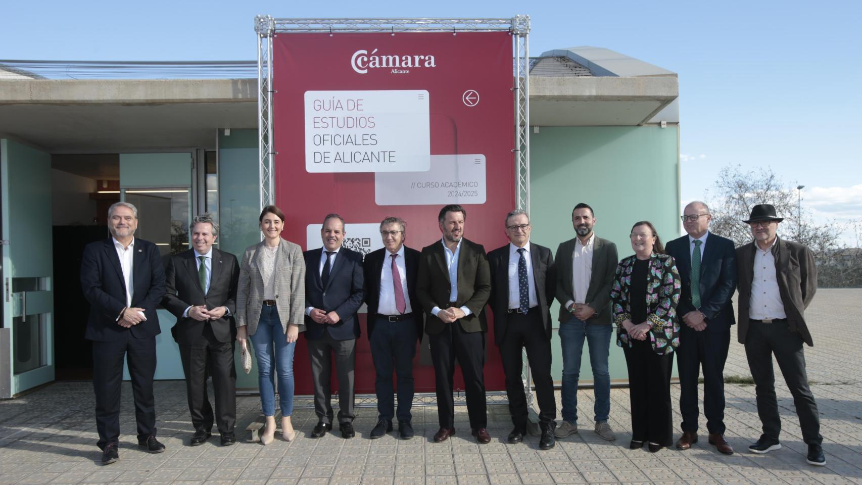 Foto de familia de los ponentes, con el presidente de la Cámara de Comercio, Carlos Baño, en el centro.