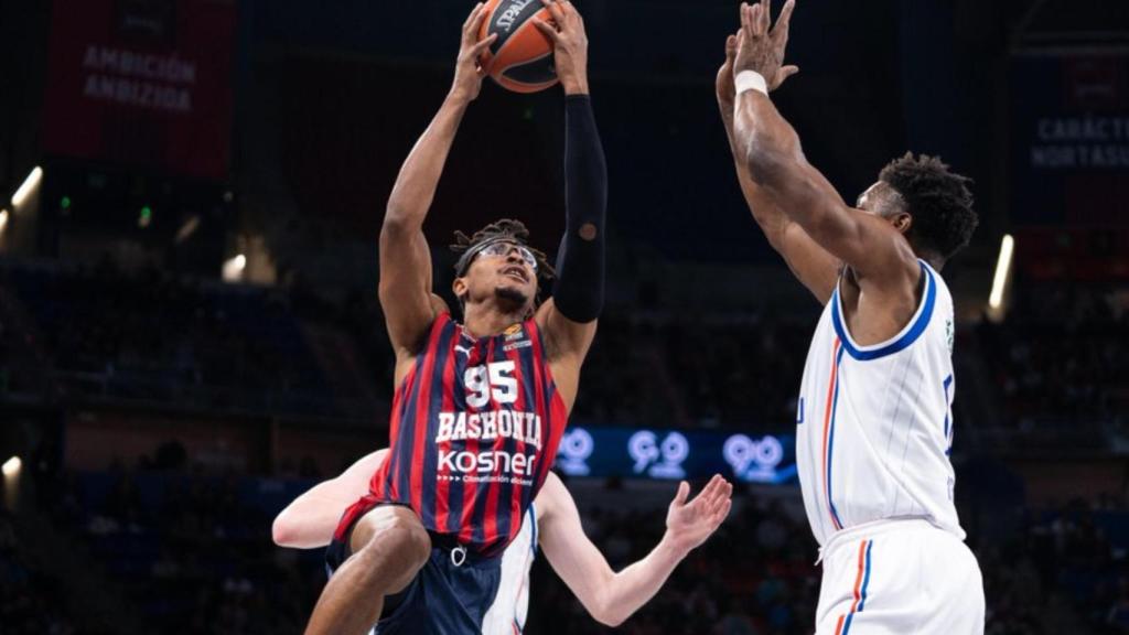 Chima Moneke entra a canasta ante la presión de los jugadores de Anadolu Efes.