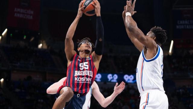 Chima Moneke entra a canasta ante la presión de los jugadores de Anadolu Efes.