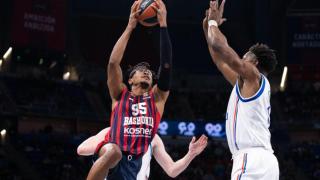 Chima Moneke entra a canasta ante la presión de los jugadores de Anadolu Efes.