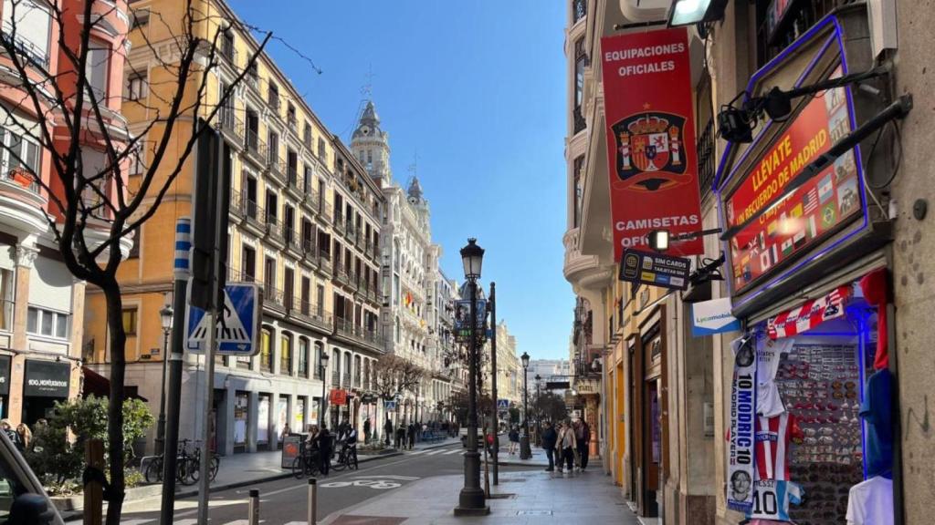 Comercios en la calle Mayor, junto a la Plaza Mayor y a poca distancia de la Puerta del Sol.