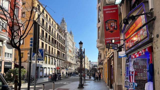 Comercios en la calle Mayor, junto a la Plaza Mayor y a poca distancia de la Puerta del Sol.