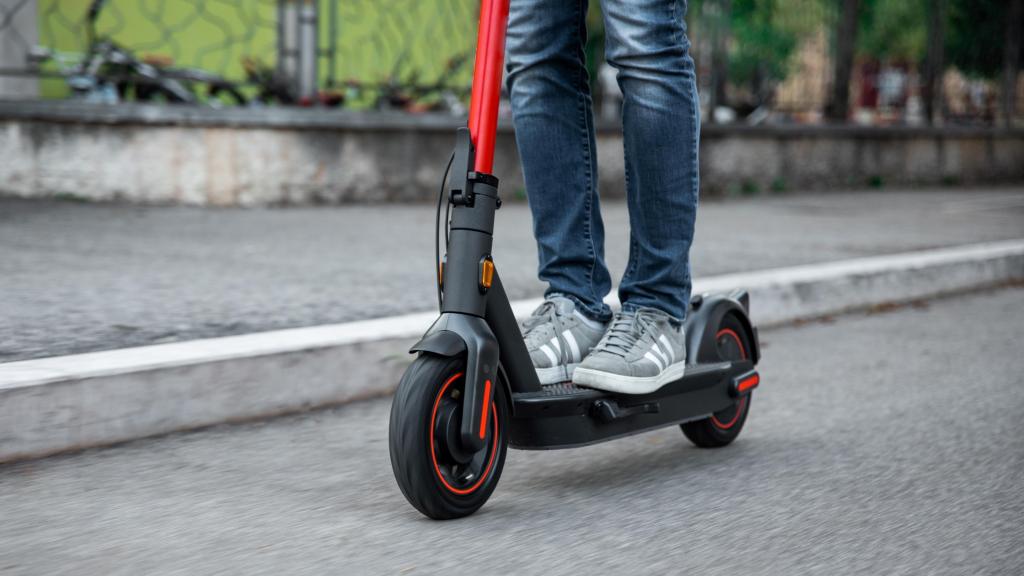 Imagen de archivo de patinete eléctrico