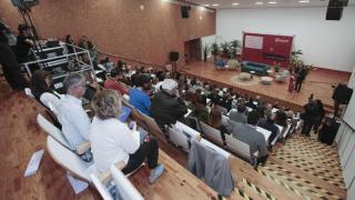 El público abarrotó la presentación de la Guía de Estudios Oficiales de Alicante