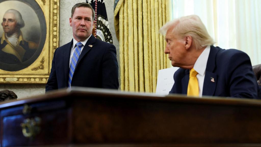 El asesor de seguridad nacional, Michael Waltz, junto al presidente en el Despacho Oval.