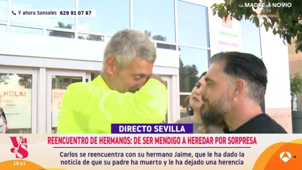 Carlos junto a sus hermanos, Jaime y Maite.