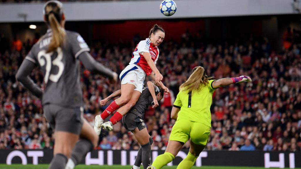 Caitlin Foord remata un centro al área durante el partido.