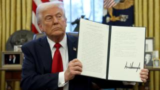 Trump firma el documento de los aranceles del 25% a todas las importaciones de automóviles en el Despacho Oval