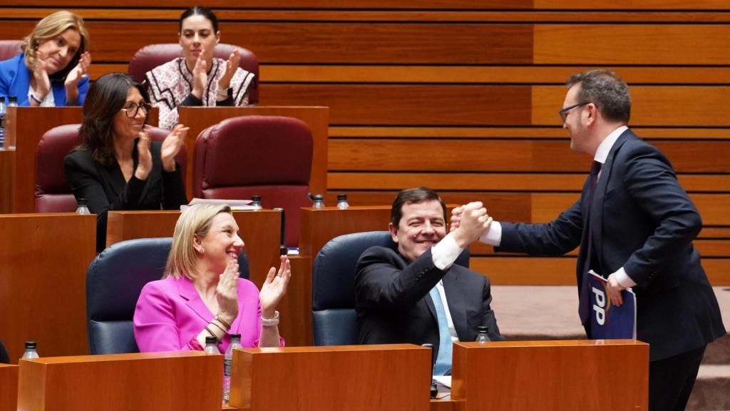 El presidente de la Junta Alfonso Fernández Mañueco felicita al portavoz popular Ricardo Gavilanes al término de la primera jornada del Debate de política general de la Junta de Castilla y León en las Cortes