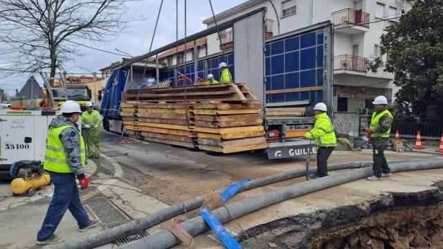 Avanzan las obras de reparación del socavón en San Rafael (Segovia)