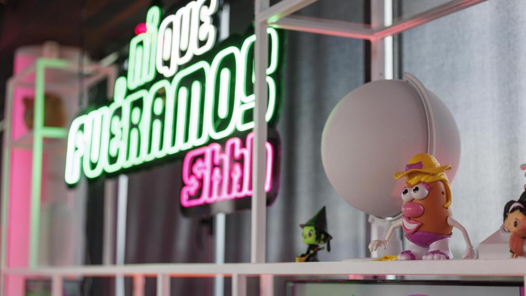 Neón del pisito de 'Ni que fuéramos'.