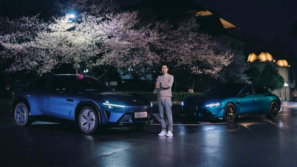 Lei Jun, CEO de Xiaomi, con el Xiaomi YU7 (izq) y el Xiaomi SU7 Ultra (der)