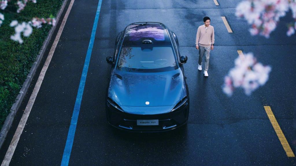 Lei Jun, CEO de Xiaomi, con el Xiaomi YU7