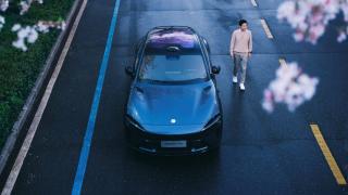 Lei Jun, CEO de Xiaomi, con el Xiaomi YU7