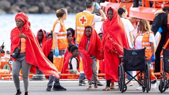 Una patera con 60 migrantes a bordo, rescatada en aguas cercanas a la isla de Lanzarote, desembarcada en el puerto de Arrecife.