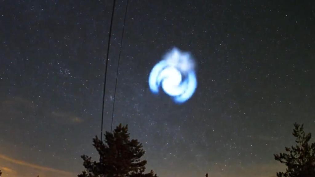 La espiral azul en el cielo creada por el cohete de SpaceX.