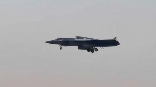 Captura del vídeo en el que se ve al nuevo avión de combate chino.