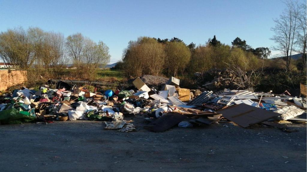 Denuncian varios vertidos de residuos en Brión.