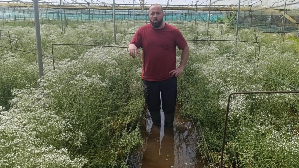 Jesús en su invernadero de flor cortada en Chipiona inundado tras las fuertes lluvias.