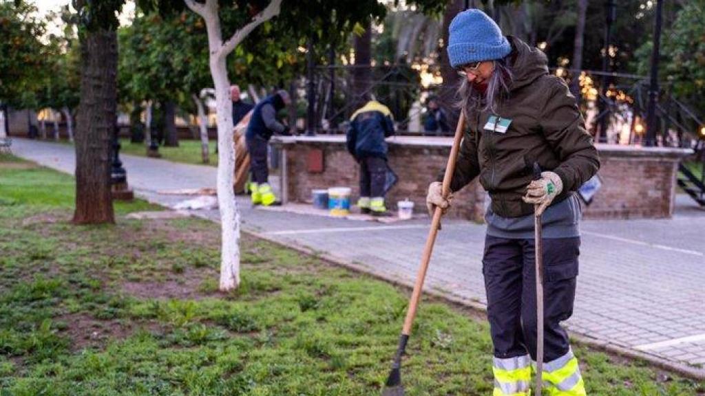 Imagen de archivo de una persona barriendo la vía pública.