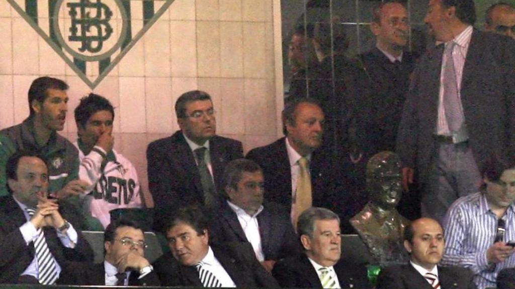 El expresidente del Sevilla, José María del Nido, sentado junto al busto de Lopera en el palco del Benito Villamarín en 2007.