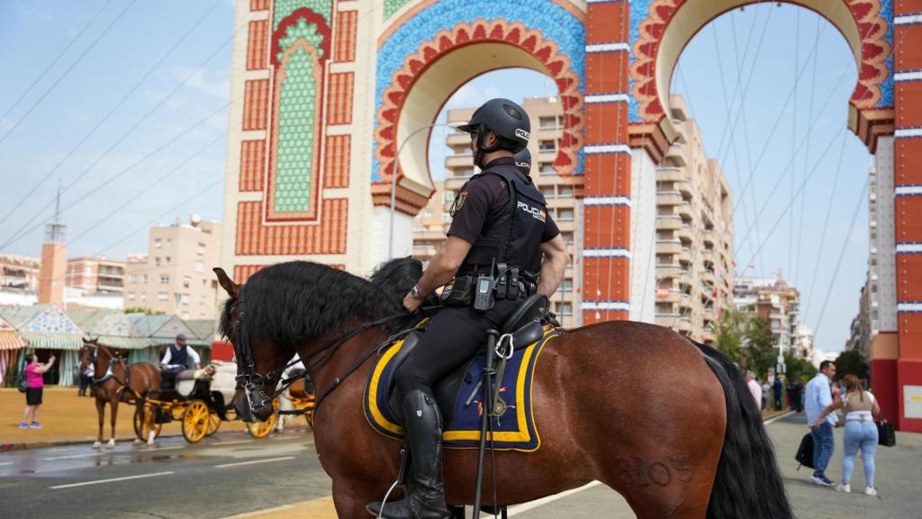 Un policía a caballo en la portada de la Feria de Abril de 2024.