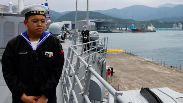 Un marino de la Armada taiwanesa, durante una jornada de puertas abiertas.