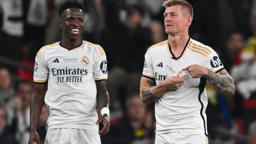 Kroos se señala el escudo en la final de la Champions contra el Borussia Dortmund.