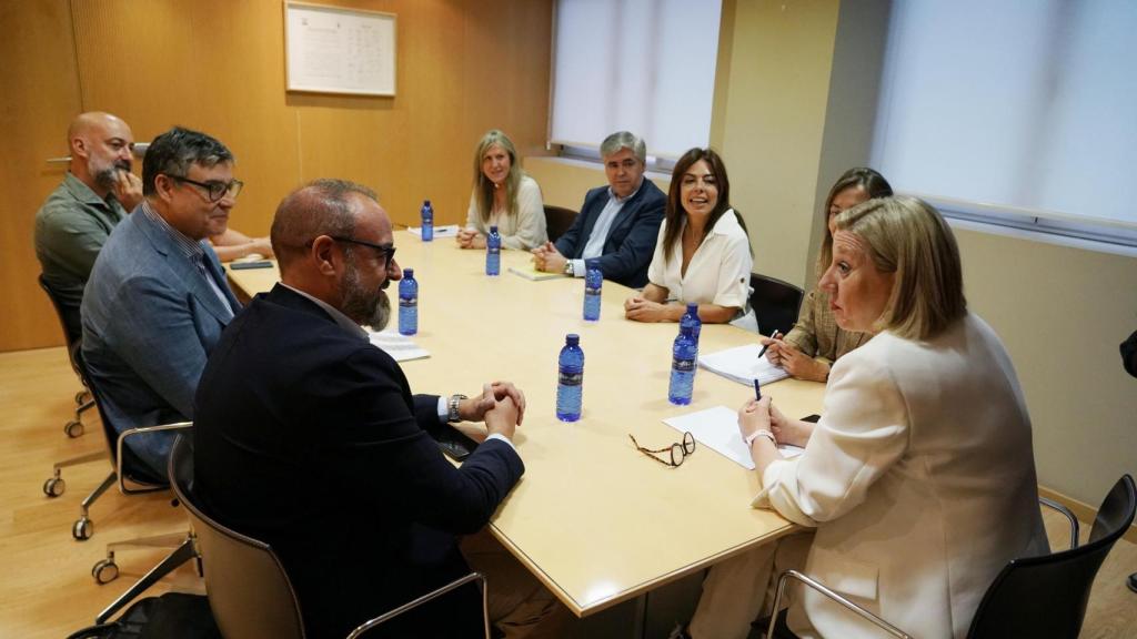 La consejera de Familia se reúne con la empresa que gestiona el centro ‘Zambrana'