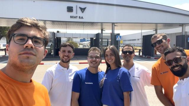Una imagen del equipo de Twindustry visitando las instalaciones de SEAT en Martorell (Barcelona).
