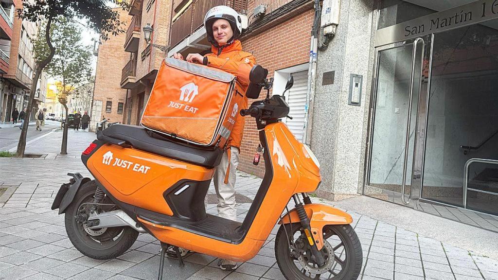 Víctor Cura Arconada con su moto de Just Eat