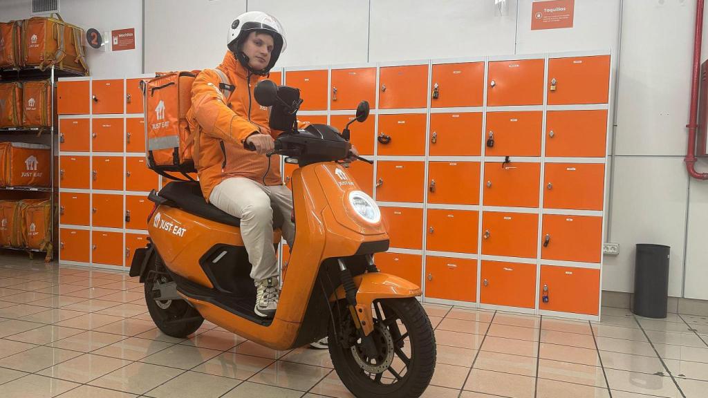 Víctor subido a su inseparable moto