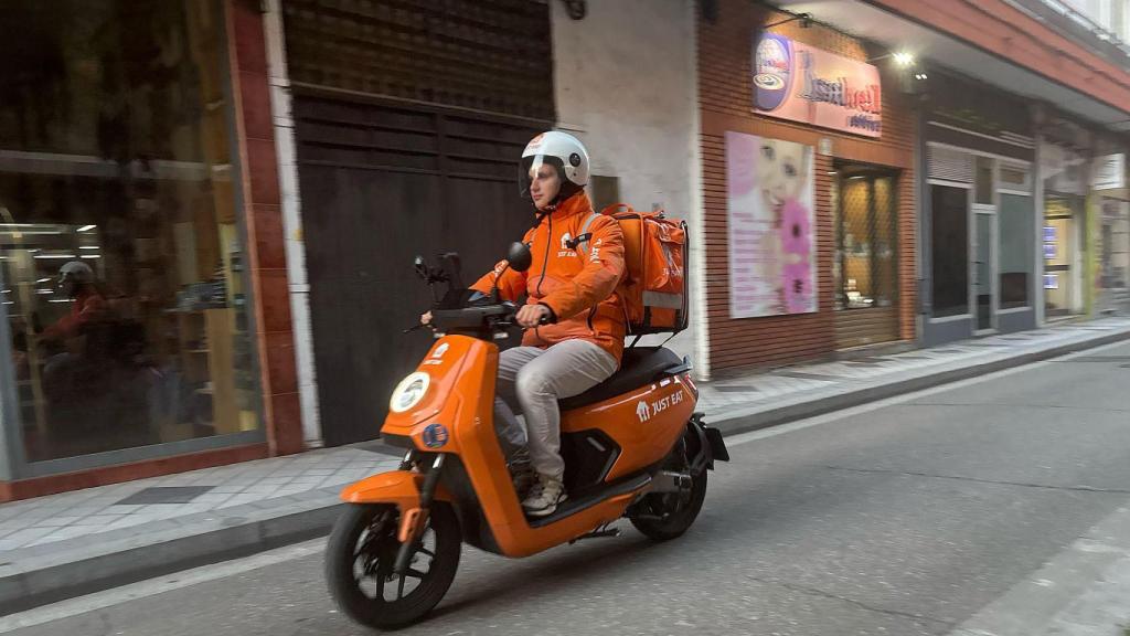 Víctor Cura haciendo un reparto