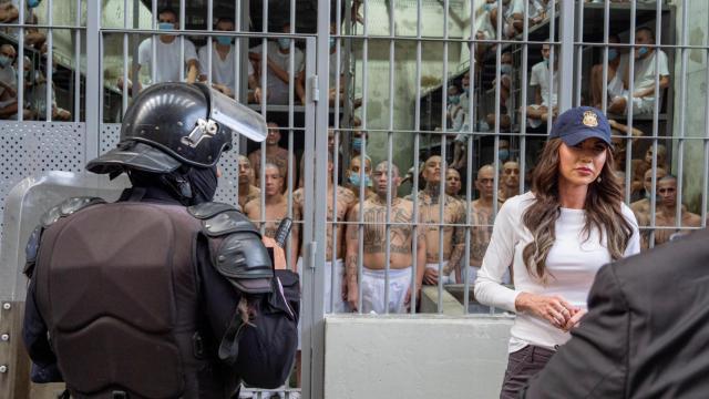 Kristi Noem, secretaria de Seguridad de EUU, se graba un vídeo en la megacárcel de El Salvador delante de una celda con presos.